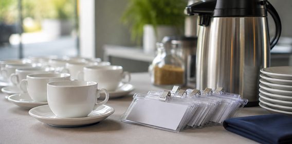 Mesa de café e crachás em branco na recepção